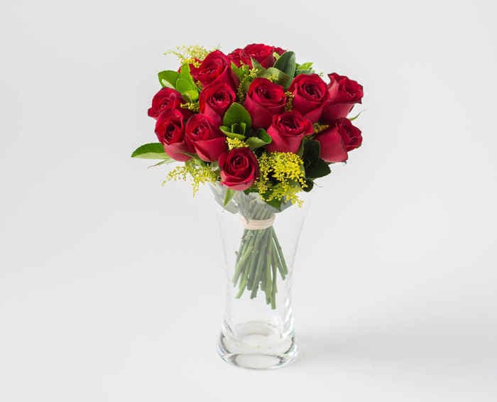 Arranjo de 18 Rosas Vermelhas e Folhagens em Vaso