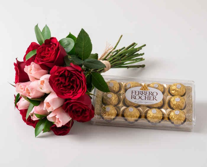 Buquê com 15 Rosas de Duas Cores e Chocolates