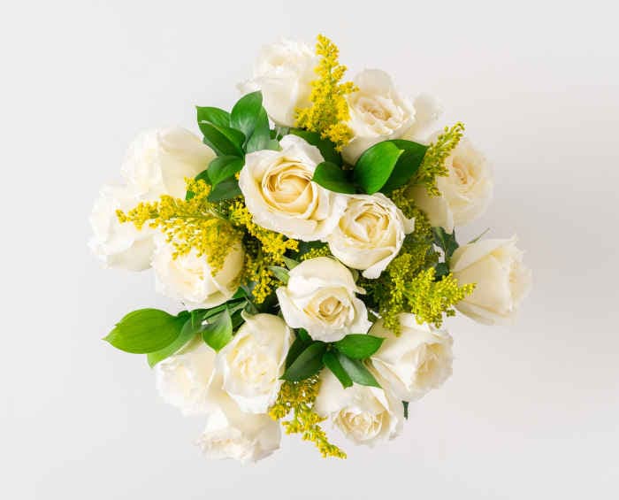 Buquê de 15 Rosas Brancas e Folhagem