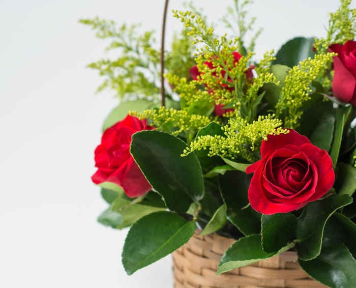 Cesta com 9 Rosas Vermelhas e Folhagem